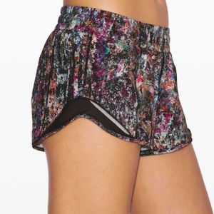 Lululemon low rise Hotty hot 2.5” short - sz 6
